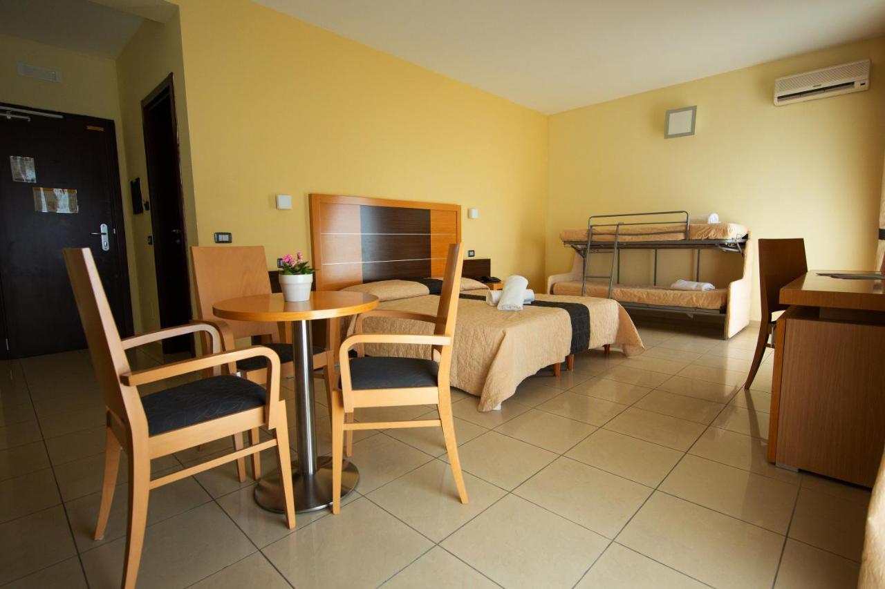 Ticho'S Greenblu Hotel Кастелланета-Марина Экстерьер фото