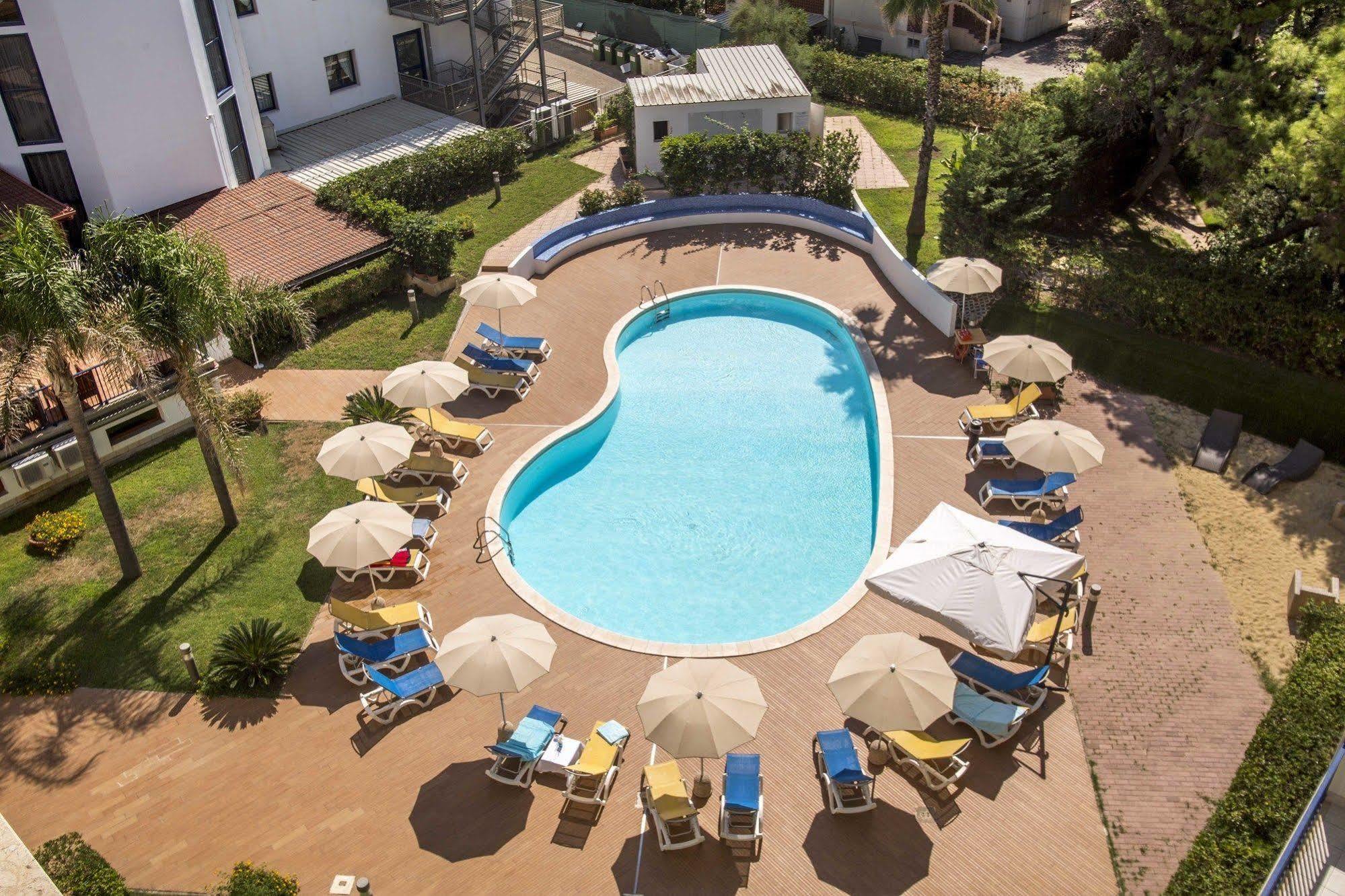 Ticho'S Greenblu Hotel Кастелланета-Марина Экстерьер фото